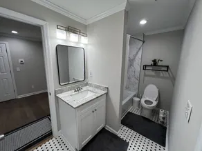 Warm, clean, and modern five bedroom house - Image 5