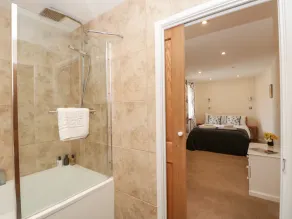 SPANISH BOATHOUSE, romantic, with a garden in Galmpton, Torbay - Image 2