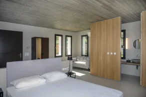 4 bedroom accommodation in Siros - Image 5