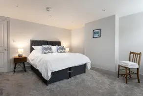 Period Henley 2 bed apt with parking for 1 car - Image 4