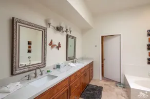 Elegant opdateret 3 BD 3. 5 BA 2400 Sq Foot Condo - Image 2