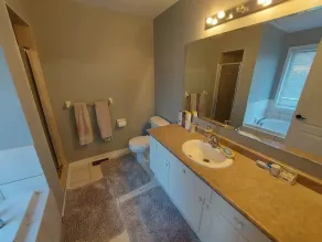 Beautiful, Ideally located luxury entire 4 bedroom + Parking - Image 3