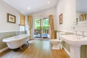 Holiday Lodge in The Cotswolds - Image 2