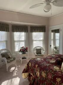 EAA Dream Home: Immaculate Lake Front Home 5 miles from EAA - Image 5