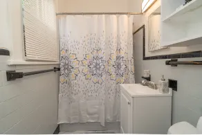 2 BR Charming Duplex w/ Large Yard + Full Kitchen - Image 3