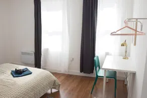 AIRY AND BRIGHT MASTER BEDROOM NEAR MERCURE HOTEL - Image 4