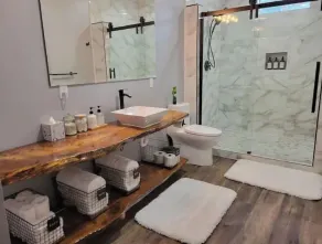 Guesthouse with king bed and custom bathroom - Image 4