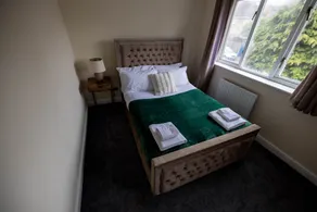 Spacious London Home - Garden, BBQ & Free Parking, Sleeps 8 - Image 5