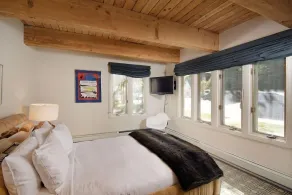 Cottonwoods Unit 1F, Stylish Condo with Excellent West End Location, Wood-Burning Fireplace - Image 5
