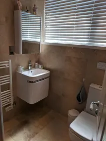 Zwei Schlafzimmer / zwei Badezimmer. Ruhig und günstig gelegen. - Image 3