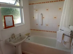 Accommodation for a couple, just a short walk from the beaches and harbour. - Image 2