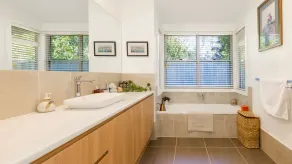 Bay Gem - Pet Friendly with Spa - Image 3