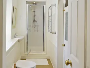 4 bedroom accommodation in Lyme Regis - Image 3