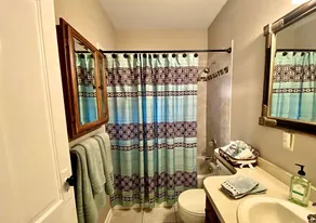 Waterfront harbor cottage, walking distance to downtown, near to beaches & more! - Image 3