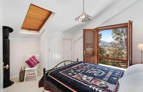 Home with stunning views in Hunter Valley. 10pp hot tub spa & Tesla charger - Image 5