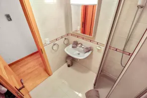 Alexandra 6A - Spacious and comfortable accommodation - Image 5