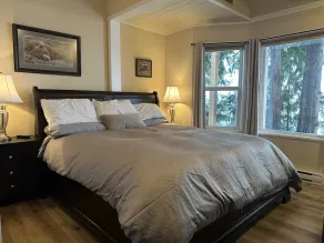 Serenity LakeHouse on Mabel Lake - Hot tub & 105 feet of beach - Image 2