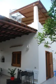 A Lipari, îles Eoliennes, 1er étage d'un petite villa, à 2' a pied de la plage - Image 4