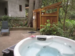 Forest House i japansk stil beliggende på 6 hektar og tilbyder skønhed, privatliv og spabad - Image 2