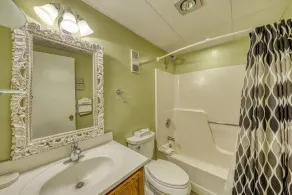 Condo de villégiature familial avec piscines communes saisonnières, bain à remous et sauna! - Image 4