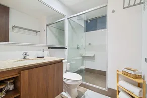 300 Mbps WIFI+ 10min Lleras Park+ 24-7doorman +AC - Image 2