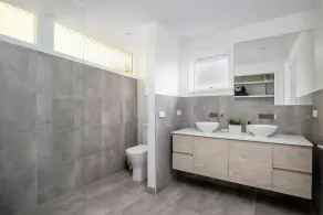 At Agnes Ave: coastal views - Image 3