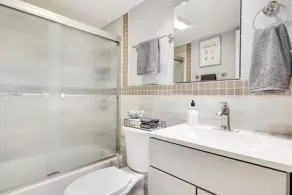 Ein privater Rückzugsort mit vielen Annehmlichkeiten in einer Sackgasse – mit Klimaanlage, Kingsize-Bett, Feuerstelle und Spielen - Image 5
