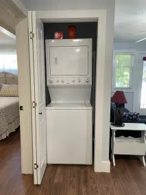 644 Walnut, Large Renovated Cottage in Central Lakeside - Image 2