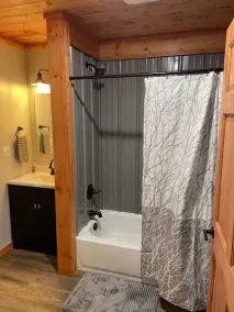Brand new cabin in the woods with hot tub  1/2 mile from Starview Winery - Image 2