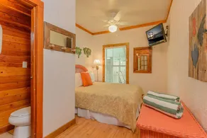Two Bedroom Two Bath Poolside Villa Steps from Duval! - Image 5