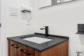 1-Bedroom Condo in Coal Harbour with Free Parking and AC - Image 4