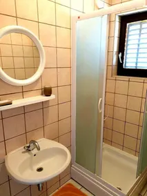 Lovely 1-Bed Apartment with sea view in Srima - Image 3