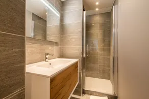 Appartement moderne à Courchevel avec terrasse et parking - Image 2