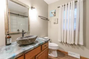 Ein wunderschönes, kürzlich renoviertes Haus, das auf einem bewaldeten Flussgrundstück mit Whirlpool gelegen ist. - Image 5
