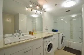 Ocean View Waterfront Apartment Gold coast - Image 3