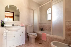 Spacious 4 bed villa, swimming pool, games room, 150m from the beach - 109964/AL - Image 2