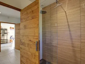 Charming renovated house with heated pool - Image 4