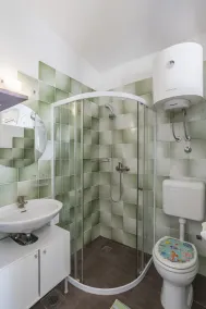 Voll ausgestattete weiträumige Wohnung mit Whirlpool, Terrasse und Grill | Wasserblick - Image 5