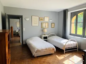 Charming, spacious family home - Image 5