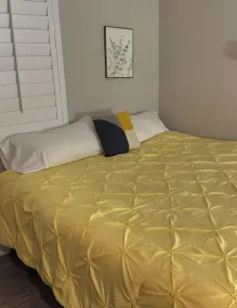 King bed:private entry: bedroom - Image 5