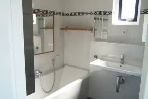 Detached house with fully fenced garden and lots of privacy - Image 3
