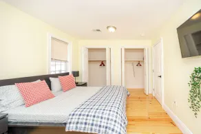 HOLIDAY GETAWAY SPECIAL -EARLY BIRD 10%\n39 - Modern 3BR Quincy near Adams - Image 5