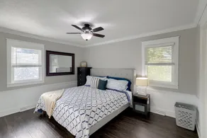 Spacious home with King bed - mins to Stadiums - Image 4