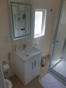 London Luxury Apartments 5 min walk from Ilford Station, with FREE PARKING FREE WIFI - Image 4