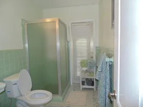 Luxury 2 Bedroom- L'évasion parfaite à seulement 3 minutes à pied de la plage - Image 3