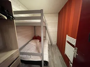 Cozy T2 Cabin with Balcony, Ski Access, and Pet-Friendly - Image 4