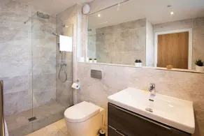 A contemporary glass fronted lake side home that sleeps 8 guests  in 4 bedrooms - Image 4