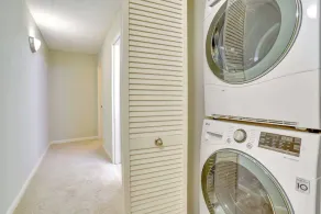 Located Crystal City Apt with Dazzling Amenities - Image 4