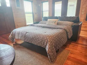 Livin' The Dream - Secluded Luxury Cabin on River's Edge - Image 4
