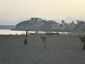 Family friendly apartment complex close to amenities and sea. - Image 4